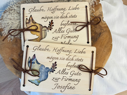 Geldgeschenkkarte zur Firmung personalisiert mit Namen des Firmlings. Auf der Karte ist ein Spruch graviert, mit Taubenausschnitt, wobei das Geld zum vorschein kommt. In der Größe 16x11 cm