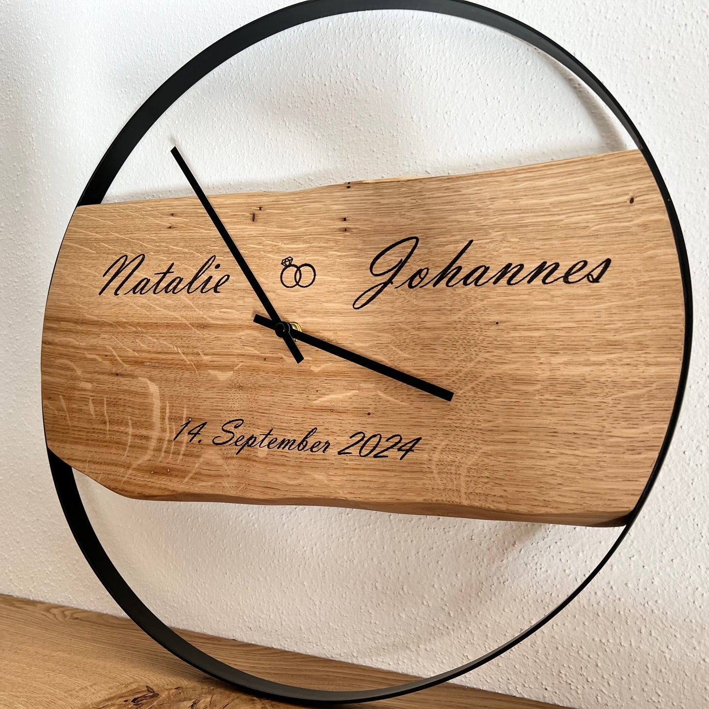 Wanduhr aus Holz graviert