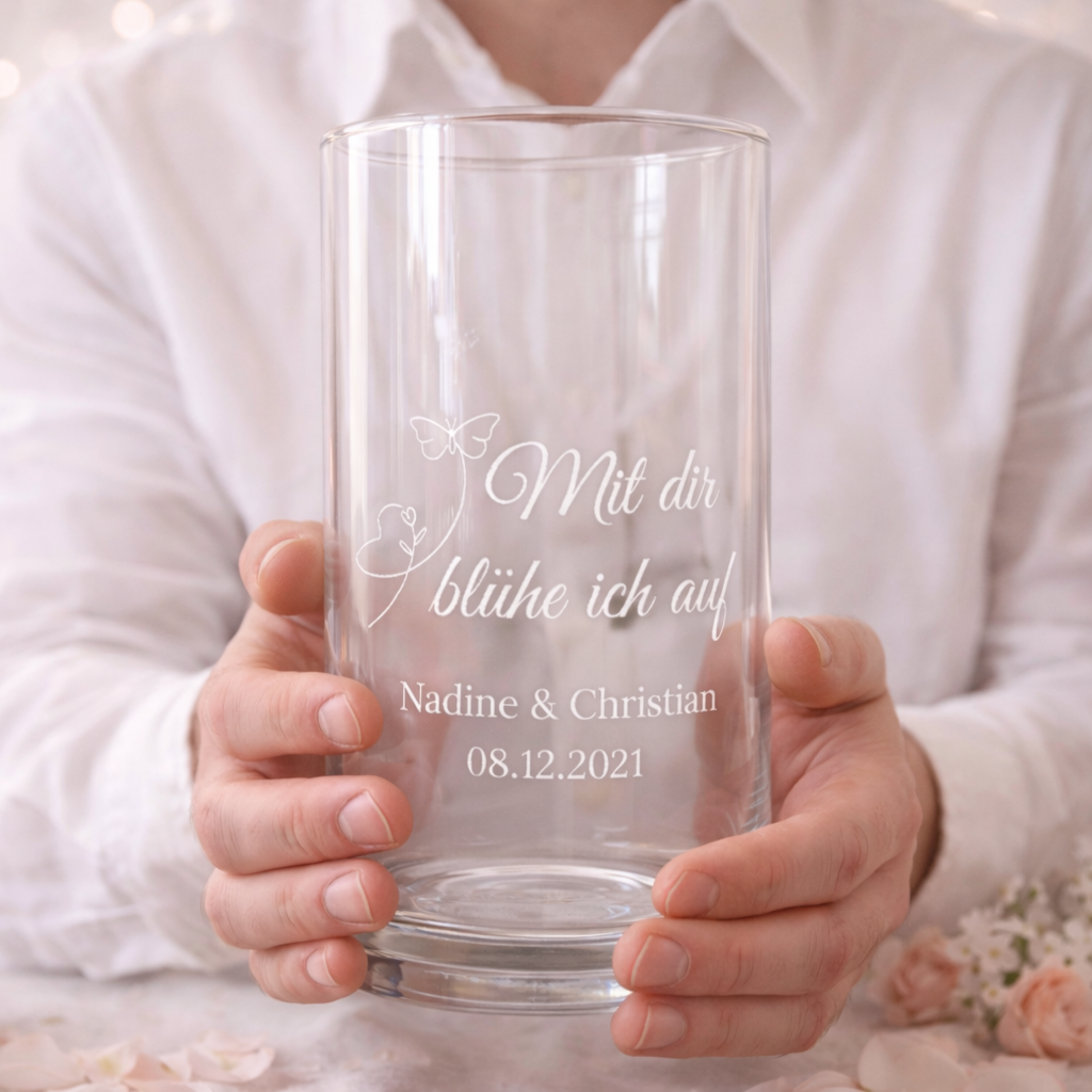 Mann hält personalisierte Glasvase mit Gravur – hochwertiges Geschenk für Partner oder Ehefrau