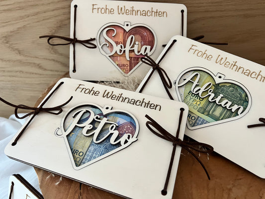 Holzkarte graviert mit Frohe Weihnachten und einem Herzauschnitt mit Wunschnamen. Diese kann man für den Weihnachtsschmuck verwenden. In der Größe 1x11 cm.
