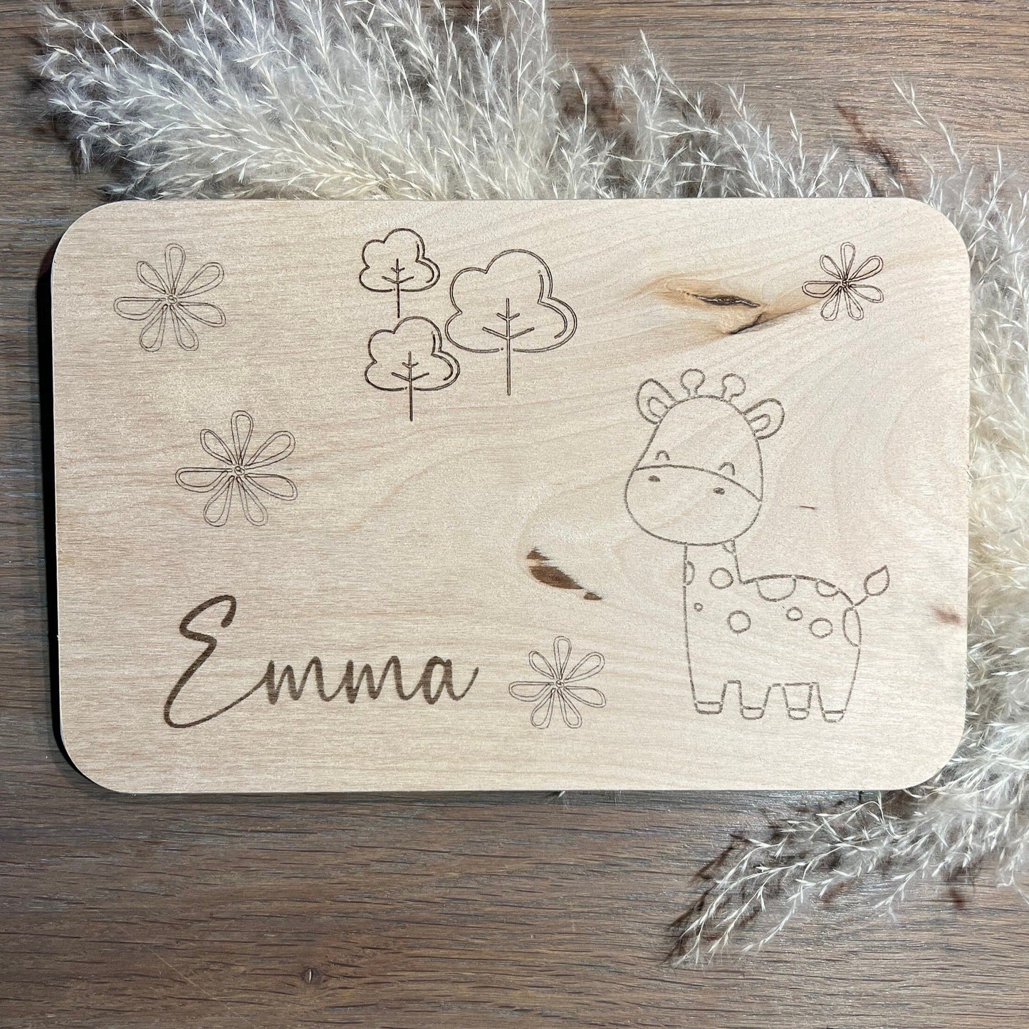Frühstücksbrettchen personalisiert für Kinder. Graviert mit einem süßen Giraffen Motiv und den Namen des Kindes.
