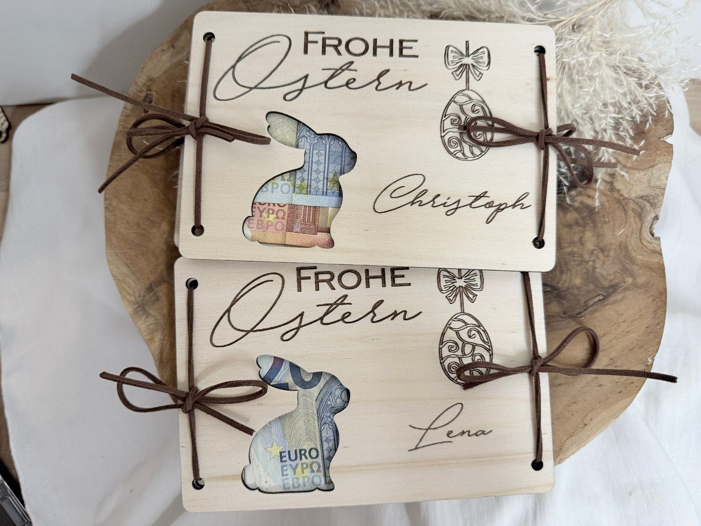Geldgeschenk für Ostern mit Namen personalisiert. Die Karte hat eine Größe von 16x11 cm. Hergestellt in Handarbeit ist auf diesr Karte Frohe Ostern und der Wunschnamen eingraviert. Ein Osterhase ist ausgeschnitten, damit man das Geld sieht.