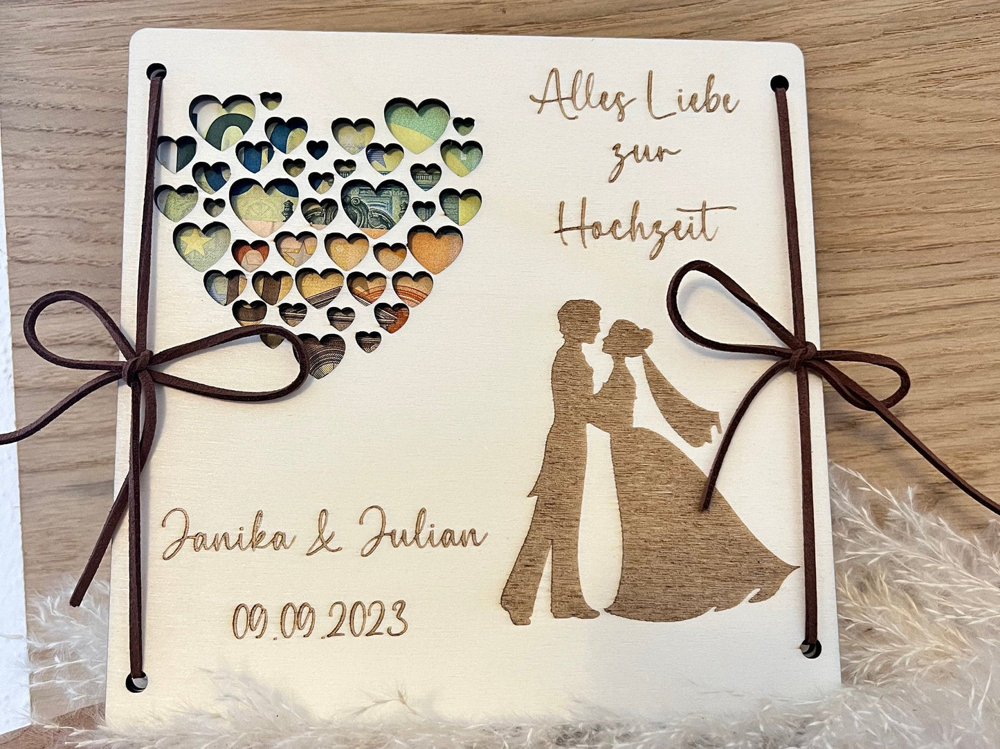 Geldgeschenk zur Hochzeit personalisiert mit den Namen des Brautpaares und das Hochzeitsdatum. Hergestellt aus hochwertigem Holz, graviert.