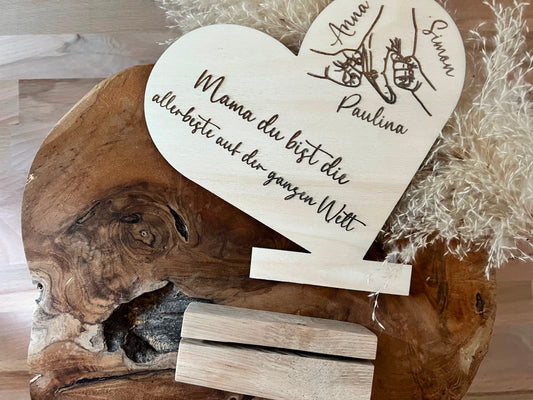 Graviertes Herz mit Mama oder Papa du bist der allerbeste auf der ganzen Welt. Darauf graviert ist auch eine Hand symbolisch für Mama/ Papa und Kinderhände die mit die Namen personalisiert werden können.