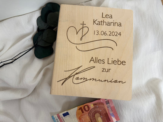 Tolle Geschenkidee zur Taufe. Gravierte Spardose aus Holz in Buchform. In der Größe 18x15 cm. Darauf wird auch der Name und das Datum des Kommunionkindes graviert.