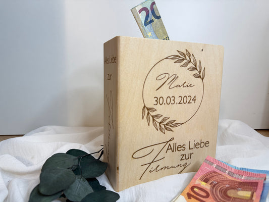 Geschenkidee zur Firmung. Spardose aus Holz mit Blumenranke graviert. Auch der Name und das Datum des Firmlings kommen auf das Sparbuch, so wird es eine bleibende Erinnerung.