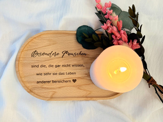 Dieses Tablett ist mit der Gravur: Besondere Menschen sind die, die gar nicht wissen, wie sehr sie das Leben anderer bereichern graviert. Hergestellt wird es in liebevoller handarbeit, in der Größe 23x13 cm.