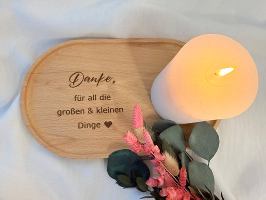 Tablett mit der Gravur: Danke, für all die großen und kleinen Dinge. Das Tablett hat eine größe von 23x13cm und wird in handarbeit hergestellt.