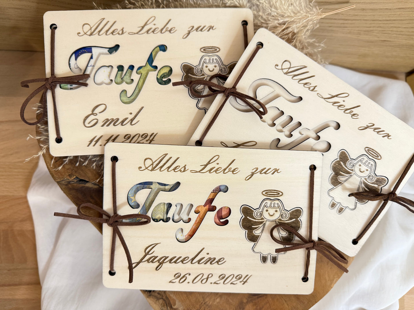 Geschenkidee zur Taufe. Geldgeschenkkarte zur Taufe graviert. Auch der Name und das Datum des Tauflings sind auf der Holzkarte.