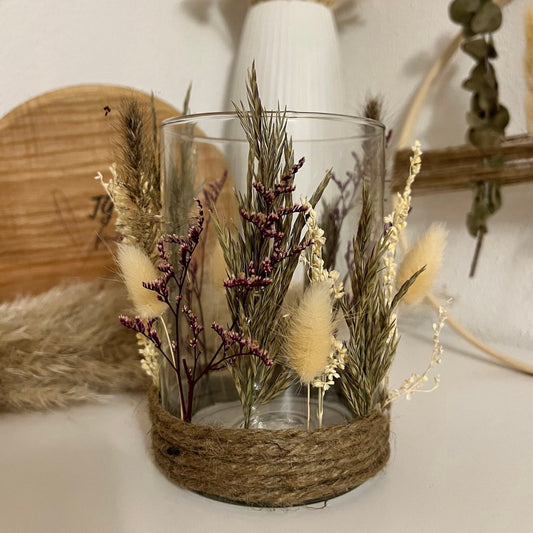 Windlicht mit Trockenblumen dekoriert.