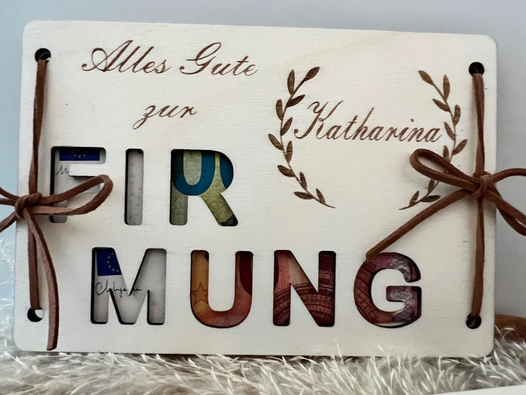 Geldgeschenk Firmung Karte: Gravierte Holzkarte als Geldgeschenk für die Firmung personalisiert mit den Namen des Firmlings.