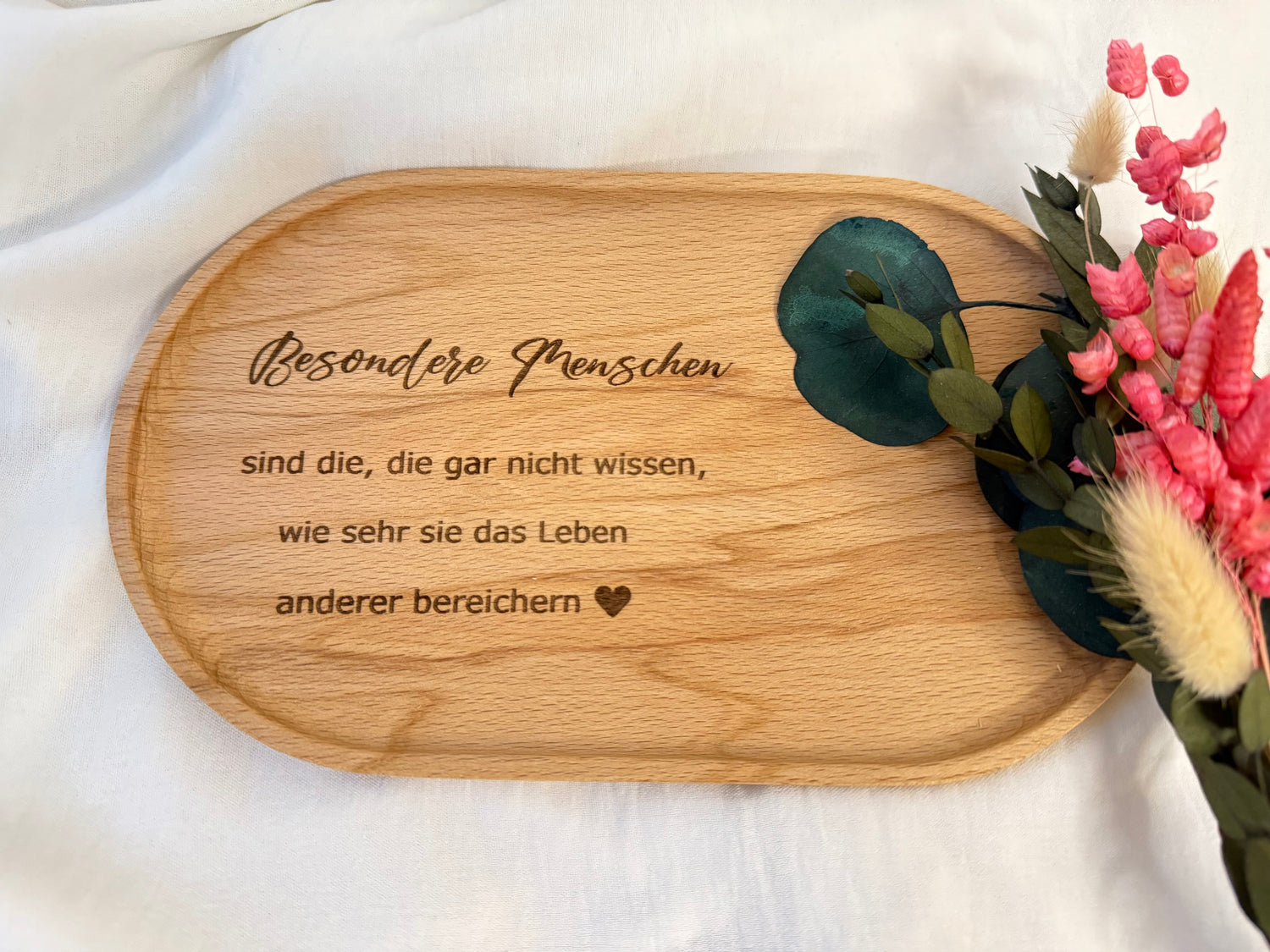 Graviertes Holztablett mit Gravur.