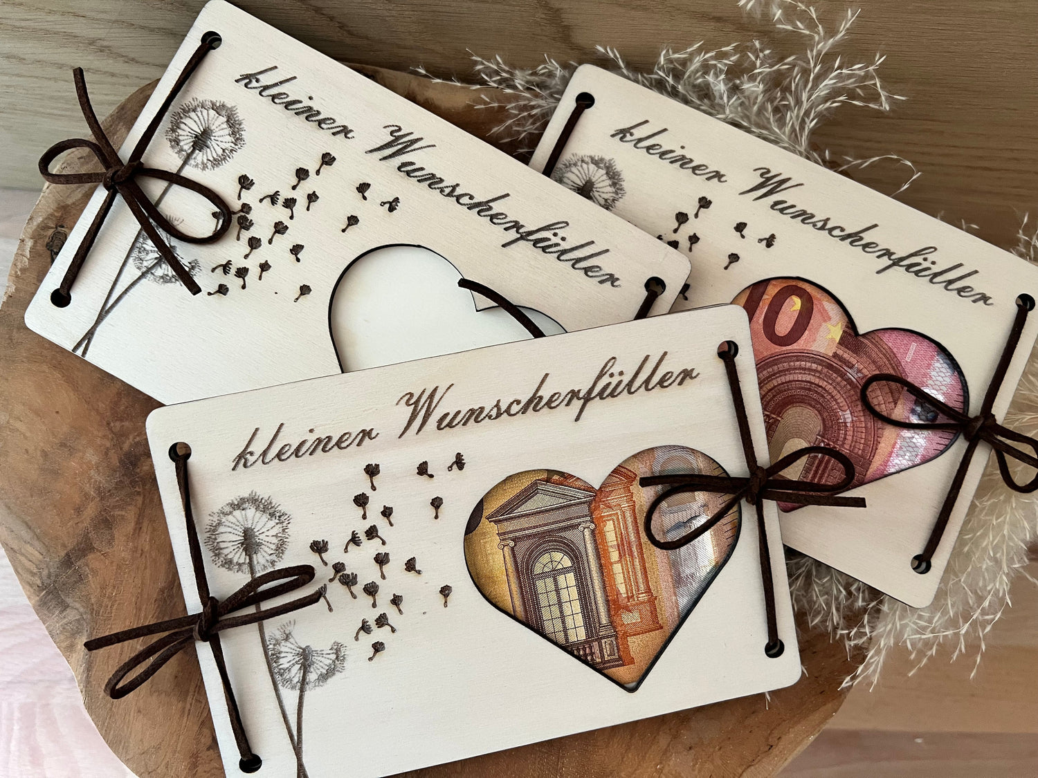 Geldgeschenk kleiner Wünscherfüller. Gravierte Holzkarte für Geldgeschenke.