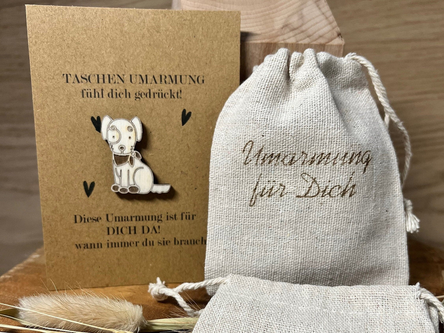 Pocket Hug kleine Taschenumarmung. Verschieden kleine Holztiere für eine kleine Umarmung.