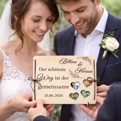 Personalisierte Holzkarte als Hochzeitsgeschenk wird dem Brautpaar überreicht, stilvolles Geldgeschenk aus Holz mit persönlicher Gravur