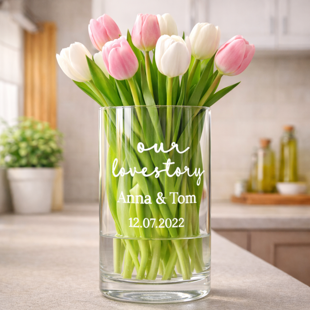 Gravierte Vase auf Fensterbank mit Blumen dekoriert