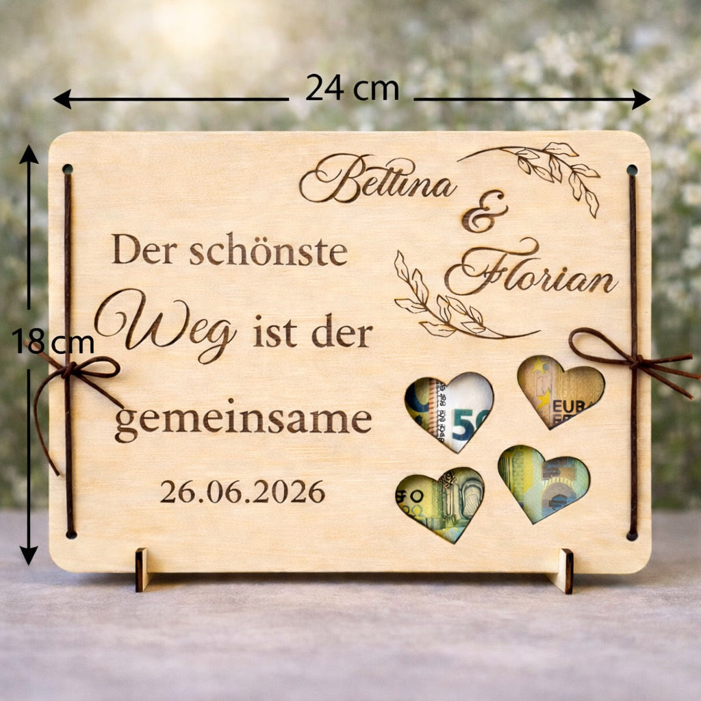 Maßangaben der personalisierten Hochzeitskarte aus Holz, Breite 24 cm und Höhe 18 cm, dargestellt auf ruhigem, hellem Hintergrund