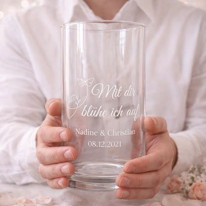 Mann hält personalisierte Glasvase mit Gravur – hochwertiges Geschenk für Partner oder Ehefrau