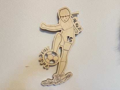 Nachtlicht mit Ledlichter Fußballer aus Holz gefertigt, in der Größe 42x25 cm. Personalisiert mit Namen und Geburtsdatum.