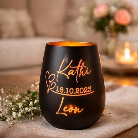 Personalisierte Windlicht mit Namen in den Händen gehalten – liebevolles Geschenk
