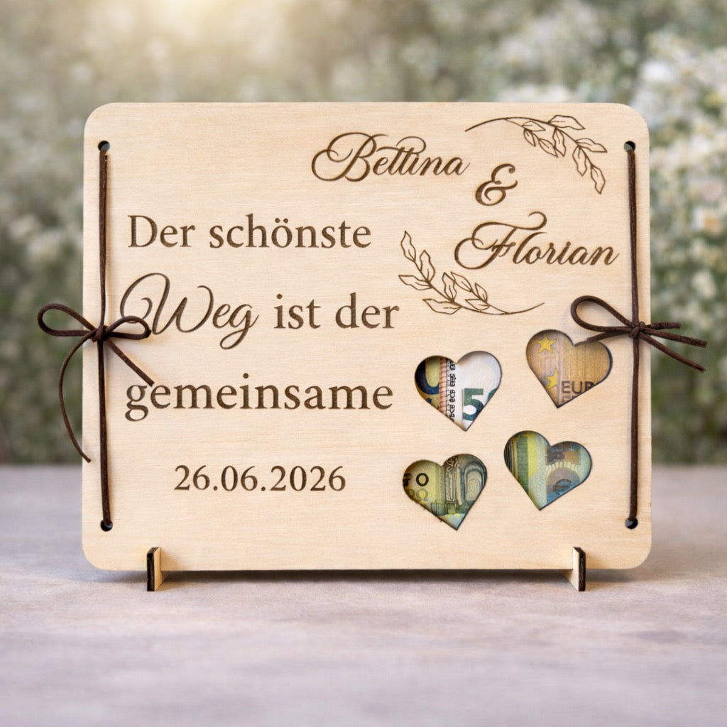 Personalisierte Holzkarte als Hochzeitsgeschenk wird dem Brautpaar überreicht, stilvolles Geldgeschenk aus Holz mit persönlicher Gravur