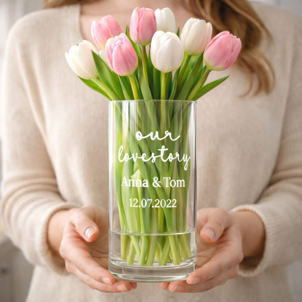 Personalisierte Vase als Geschenk – in der Hand gehalten