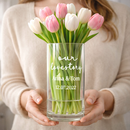 Personalisierte Vase als Geschenk – in der Hand gehalten