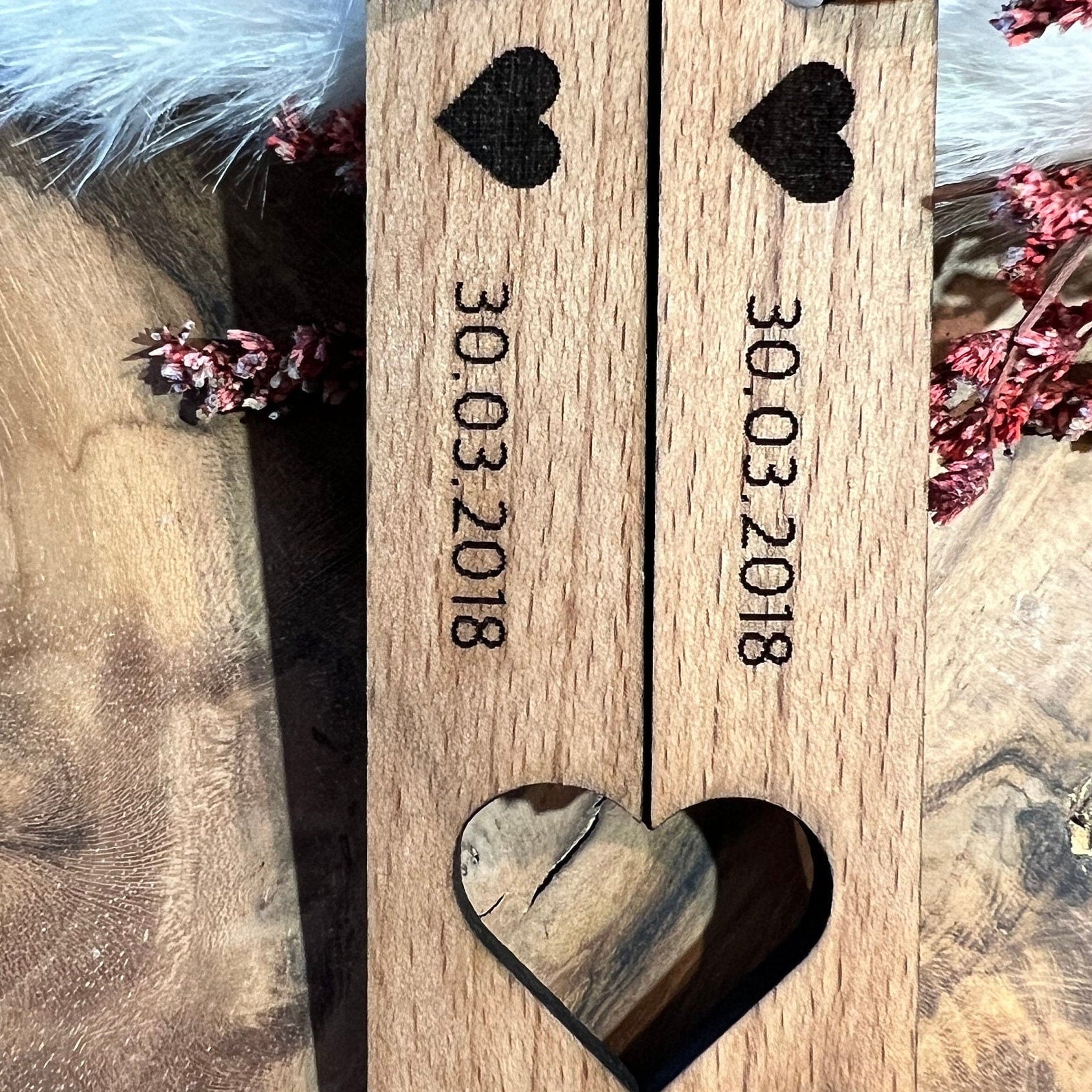 Schlüsselanhänger aus Holz. Personalisiert mit den Initialen und einem Datum nach Wahl.