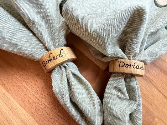 Serviettenringe personalisiert mit Namen aus Eichenholz
