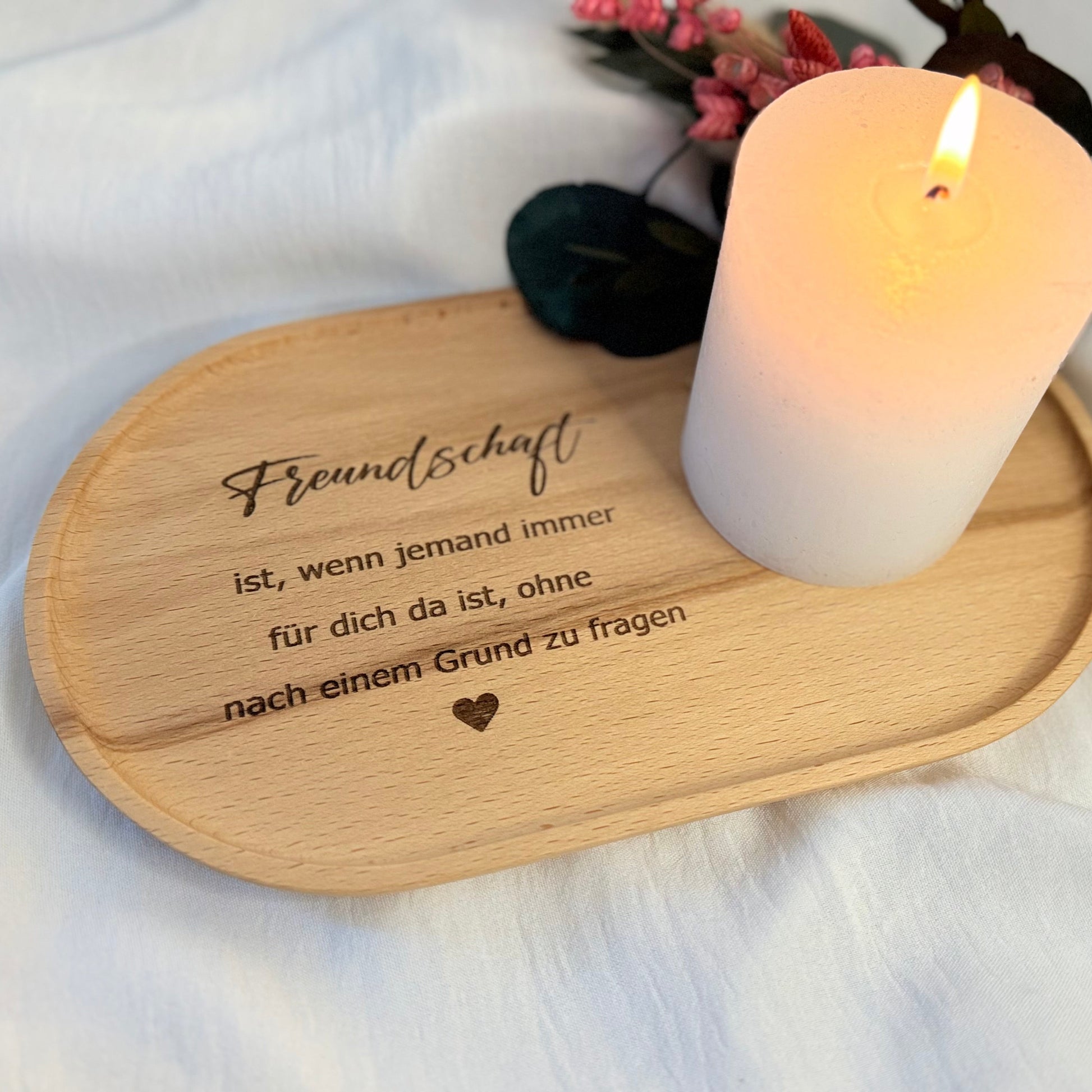 Tablett mit dem Spruch Freundschaft ist, wenn jemand immer für dich da ist, ohne nach einem Grund zu fragen. Dieses Tablett besteht aus Buchenholz und wird handgefertigt. Die Gravur wird mit einem Laser graviert. In der Größe 23x13cm.