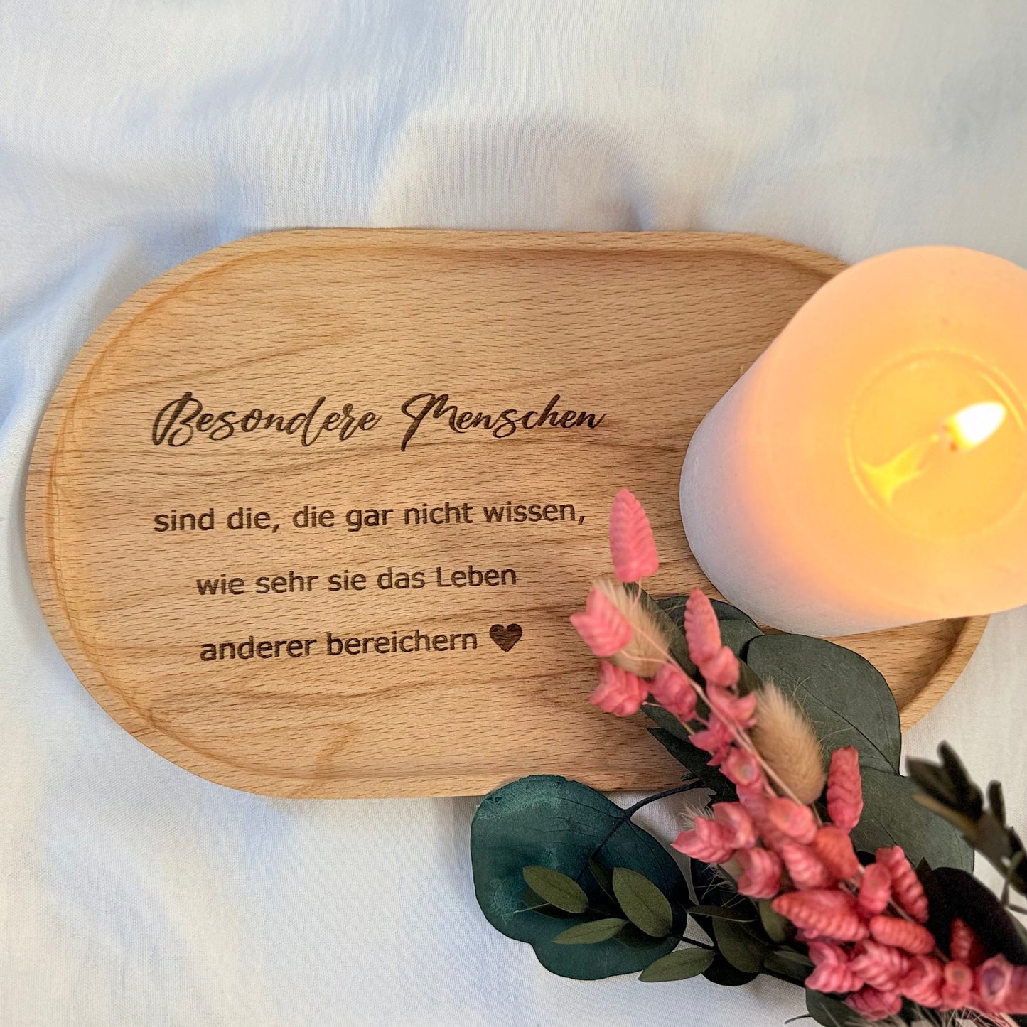 Dieses Tablett ist mit der Gravur: Besondere Menschen sind die, die gar nicht wissen, wie sehr sie das Leben anderer bereichern graviert. Hergestellt wird es in liebevoller handarbeit, in der Größe 23x13 cm.