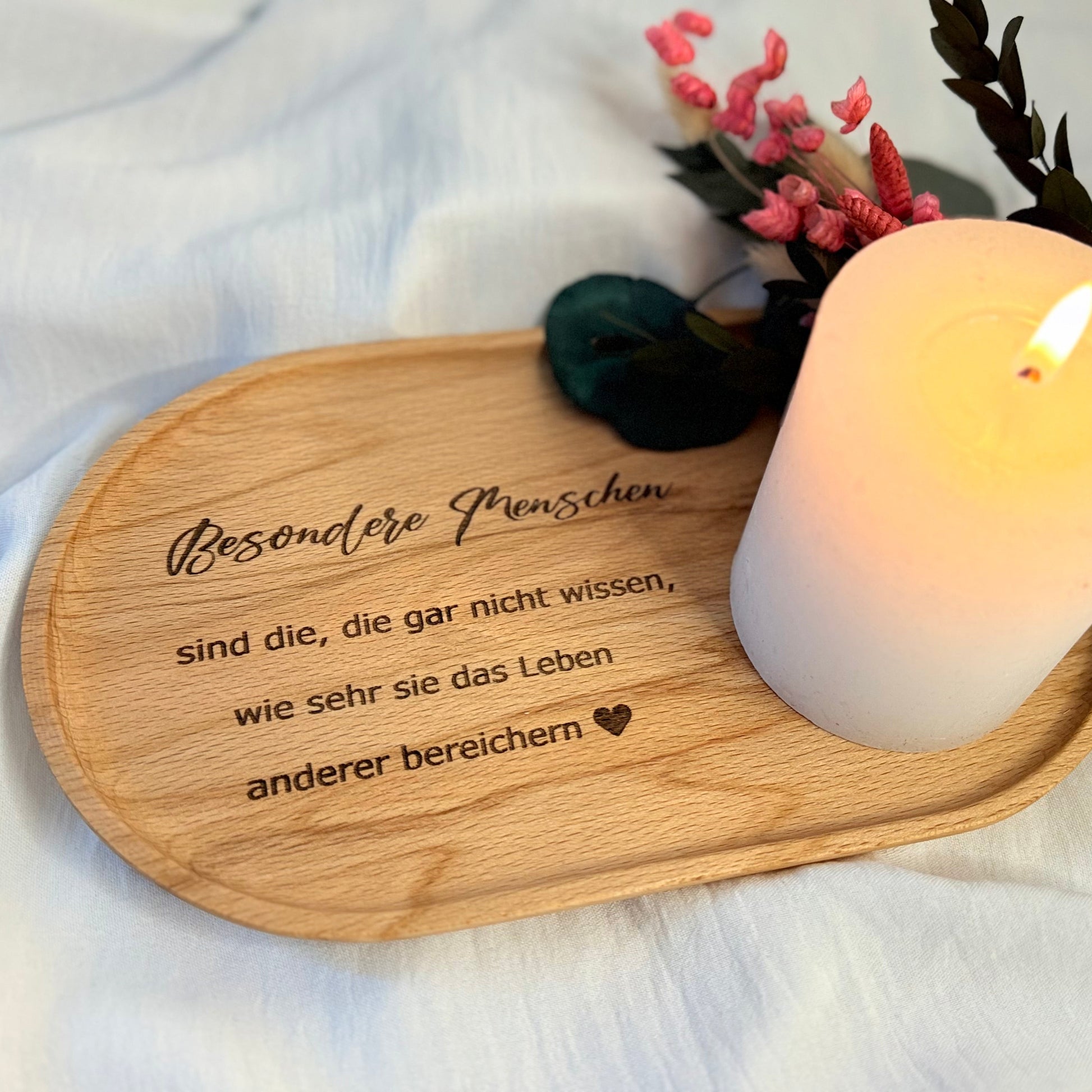 Dieses Tablett ist mit der Gravur: Besondere Menschen sind die, die gar nicht wissen, wie sehr sie das Leben anderer bereichern graviert. Hergestellt wird es in liebevoller handarbeit, in der Größe 23x13 cm.