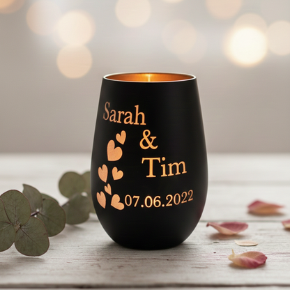 Detailansicht Gravur – personalisiertes Windlicht mit Namen und Herzen
