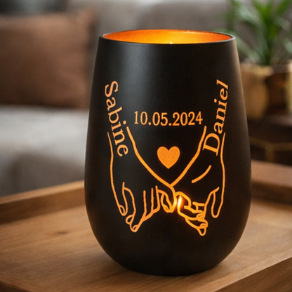 Personalisiertes Windlicht mit Namen als Valentinstagsgeschenk im Wohnbereich
