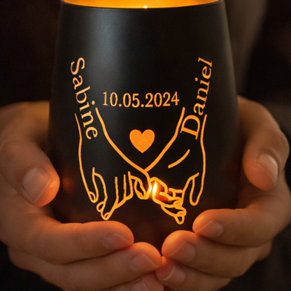 Personalisiertes Valentinstag Geschenk Windlicht mit Namen in der Hand gehalten