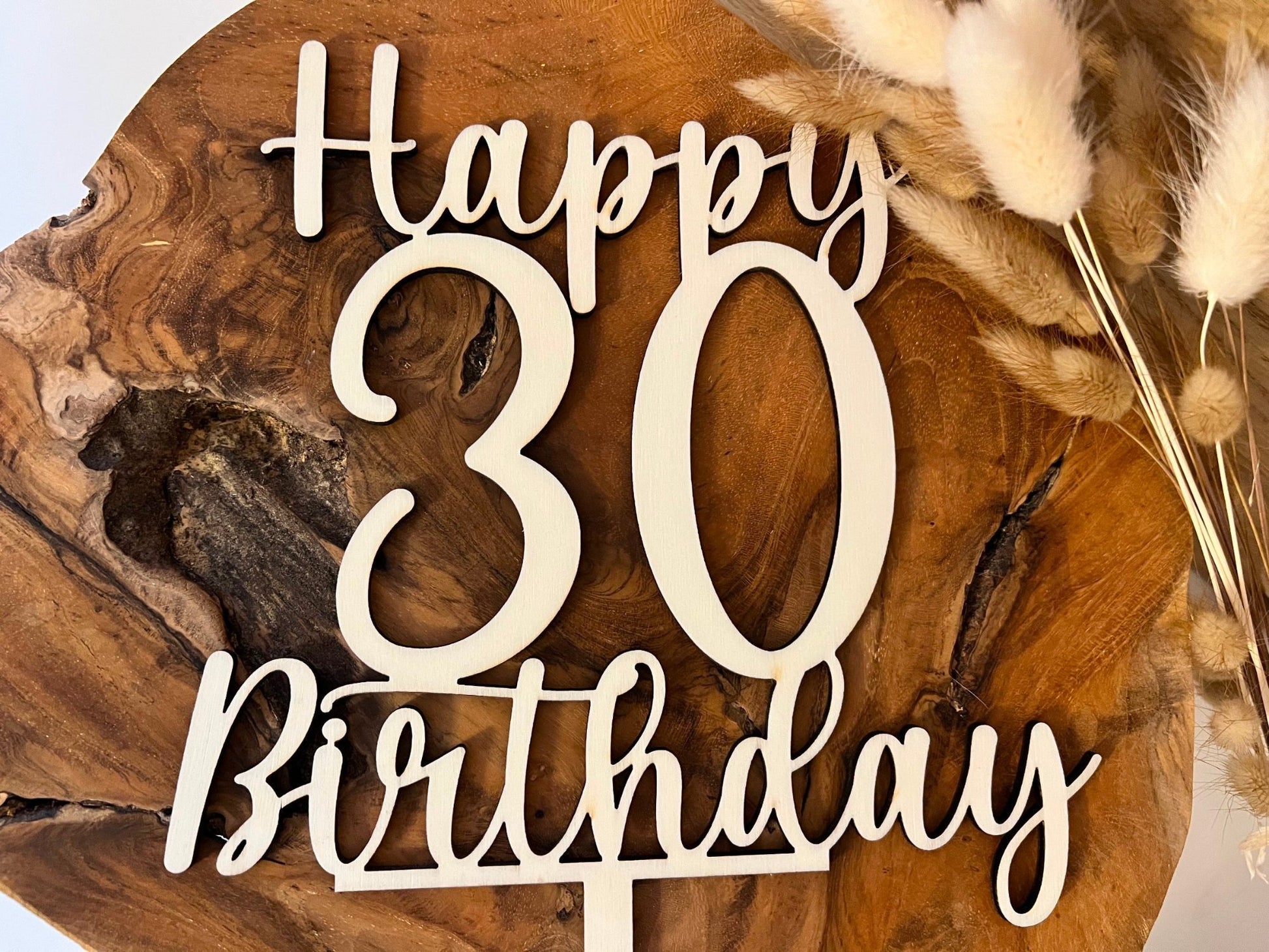 Cake topper happy birthday mit Namen personalisiert. Hergestellt aus hochwertigem Holz in handarbeit.