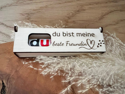 Duplo Geschenkbox: Du bist meine beste Freundin. Die Box besteht aus Holz und wurde in liebevoller Handarbeit für die beste Freundin hergestellt. Passend für Duplo Schokoriegel.