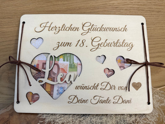 Geldgeschenkkarte aus Holz in liebevoller Handarbeit hergestellt. Graviert mit Namen und persönlicher Widmung in der Größe 24x18 cm