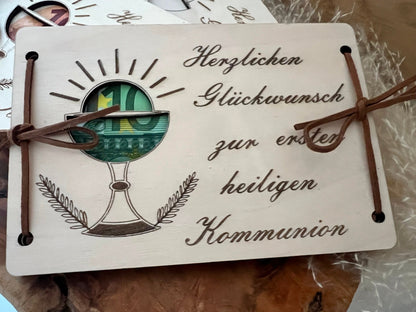 Geldgeschenk heilige Kommunion: Geldgeschenk besteht aus hochwertigem Holz. Auf der Vorderseite ist Herzlichen Glückwunsch zur ersten heiligen Kommunion graviert. Daneben ist ein Kelchmotiv das ausgeschnitten ist. Daduch kann das eingelegte Geld durchscheinen.