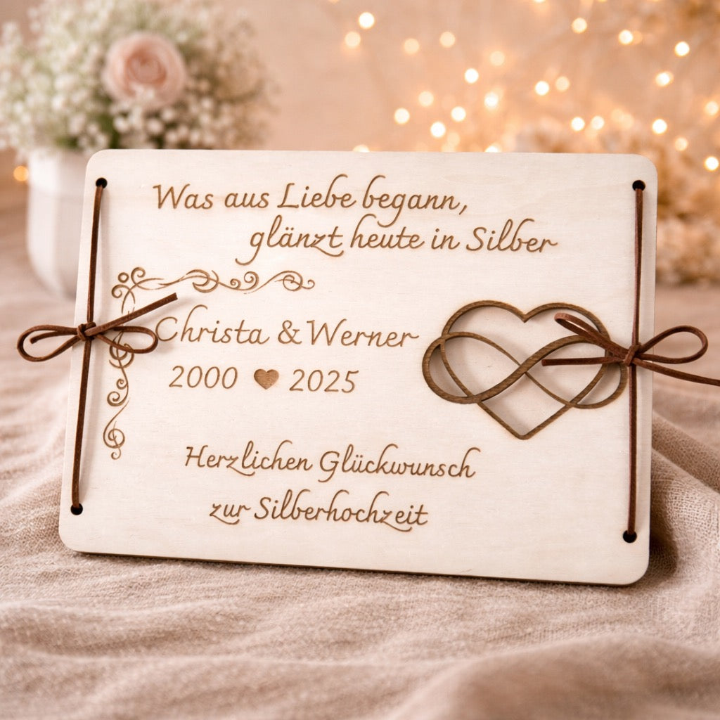 Personalisierte Hochzeitskarte aus Holz zur Silberhochzeit mit Herz Ausschnitt