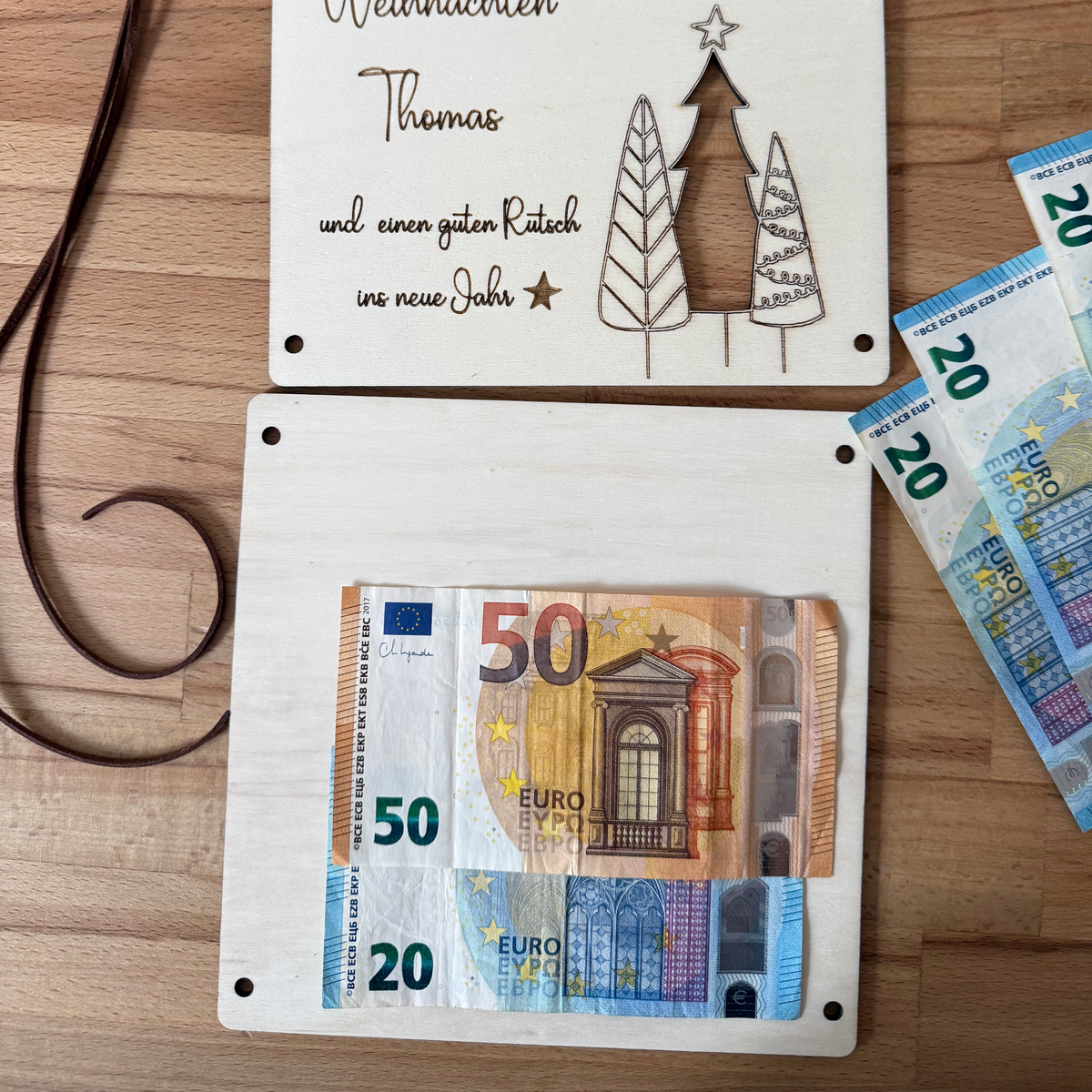 Geldgeschenk zu Weihnachten mit personalisierter Holzkarte und Geldscheinen