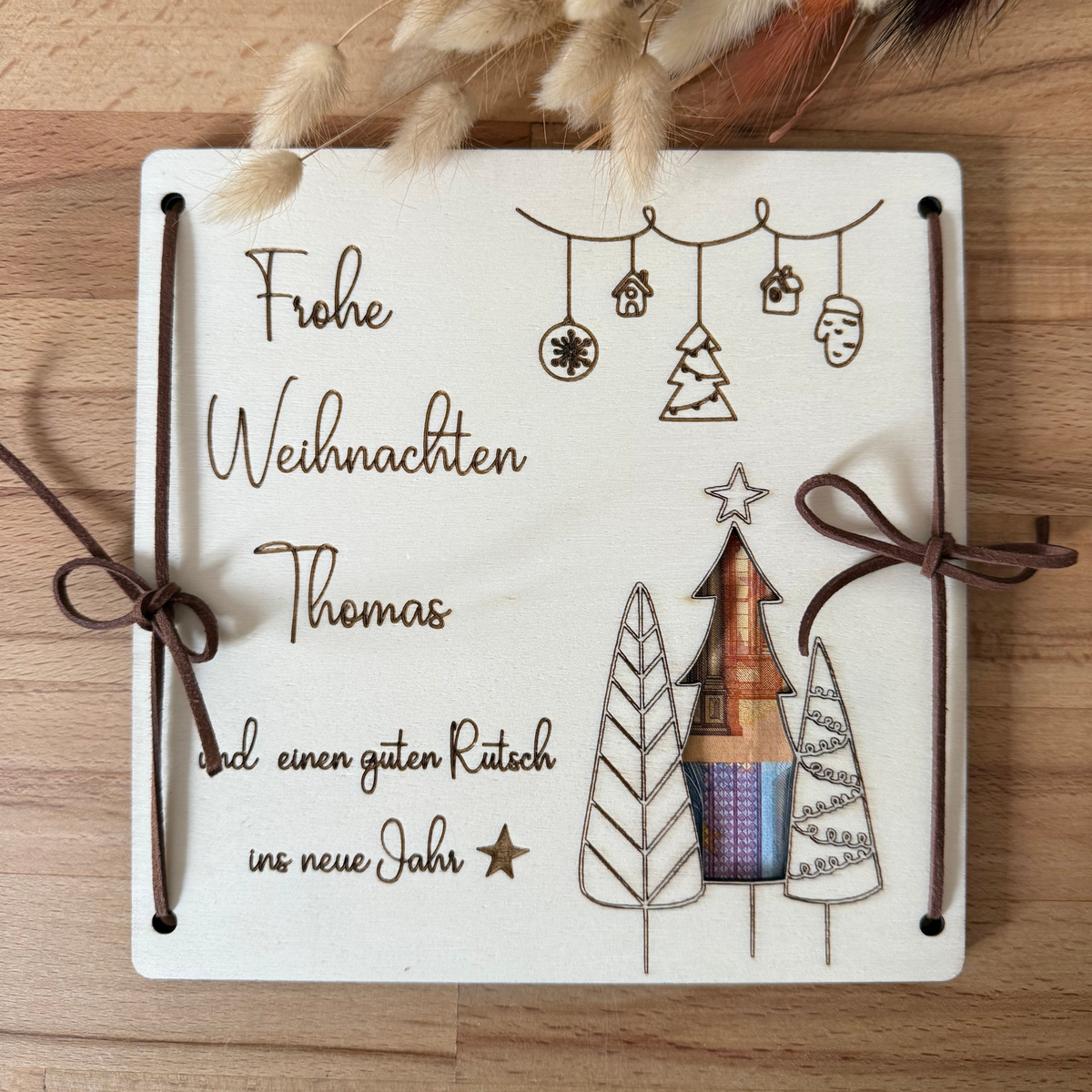 Personalisierte Holzkarte mit Namen als besondere Idee für ein Geldgeschenk zu Weihnachten