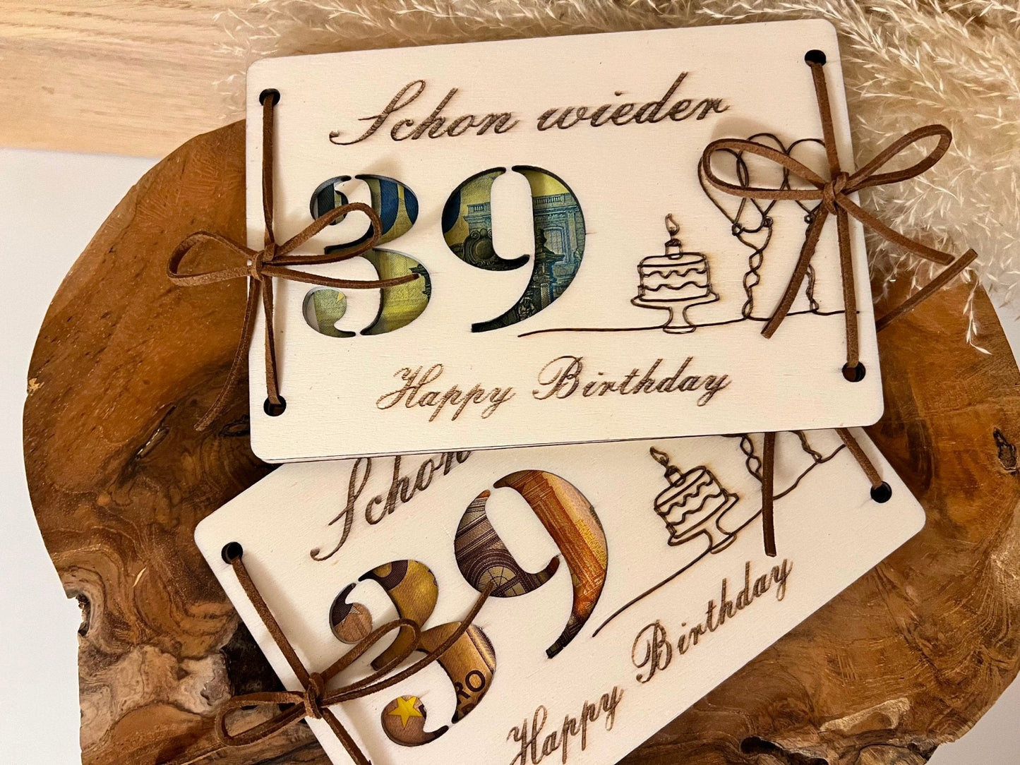 Geldgeschenk zum 40. Geburstag. Holzkarte mit der Gravur schon wieder 39 Happy Birthday. Das Geld wird in der Mitte der 2 Holzplatten gelegt. Die Zahl 39 wird ausgeschnitten, damit das Geld durch scheint.