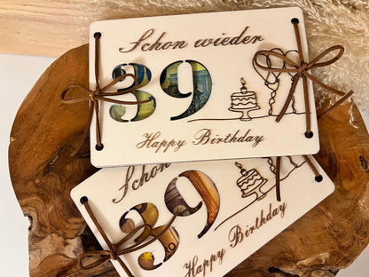 Geldgeschenk zum 40. Geburstag. Holzkarte mit der Gravur schon wieder 39 Happy Birthday. Das Geld wird in der Mitte der 2 Holzplatten gelegt. Die Zahl 39 wird ausgeschnitten, damit das Geld durch scheint.