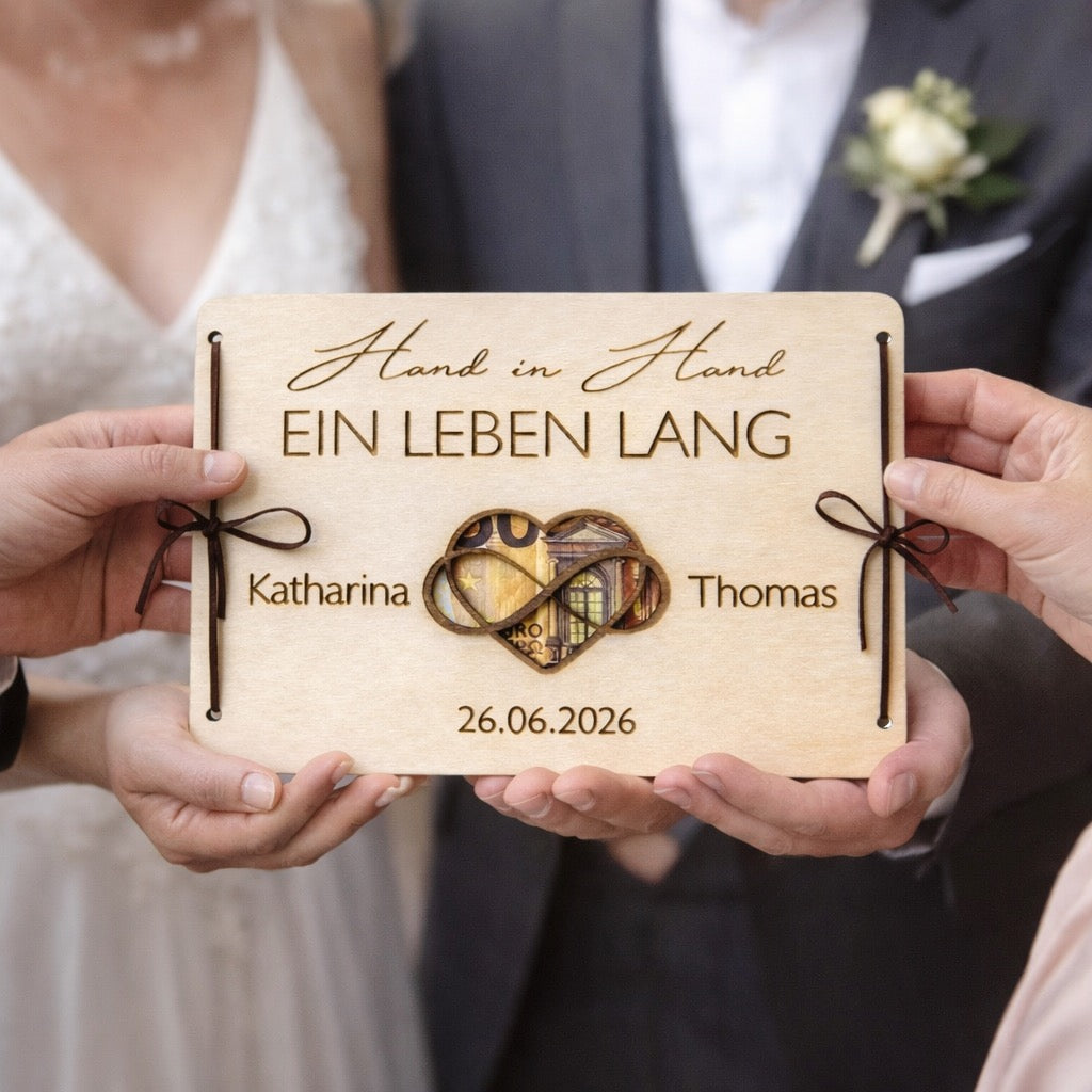 Übergabe einer personalisierten Geldgeschenkkarte zur Hochzeit aus Holz von den Eltern an das Brautpaar