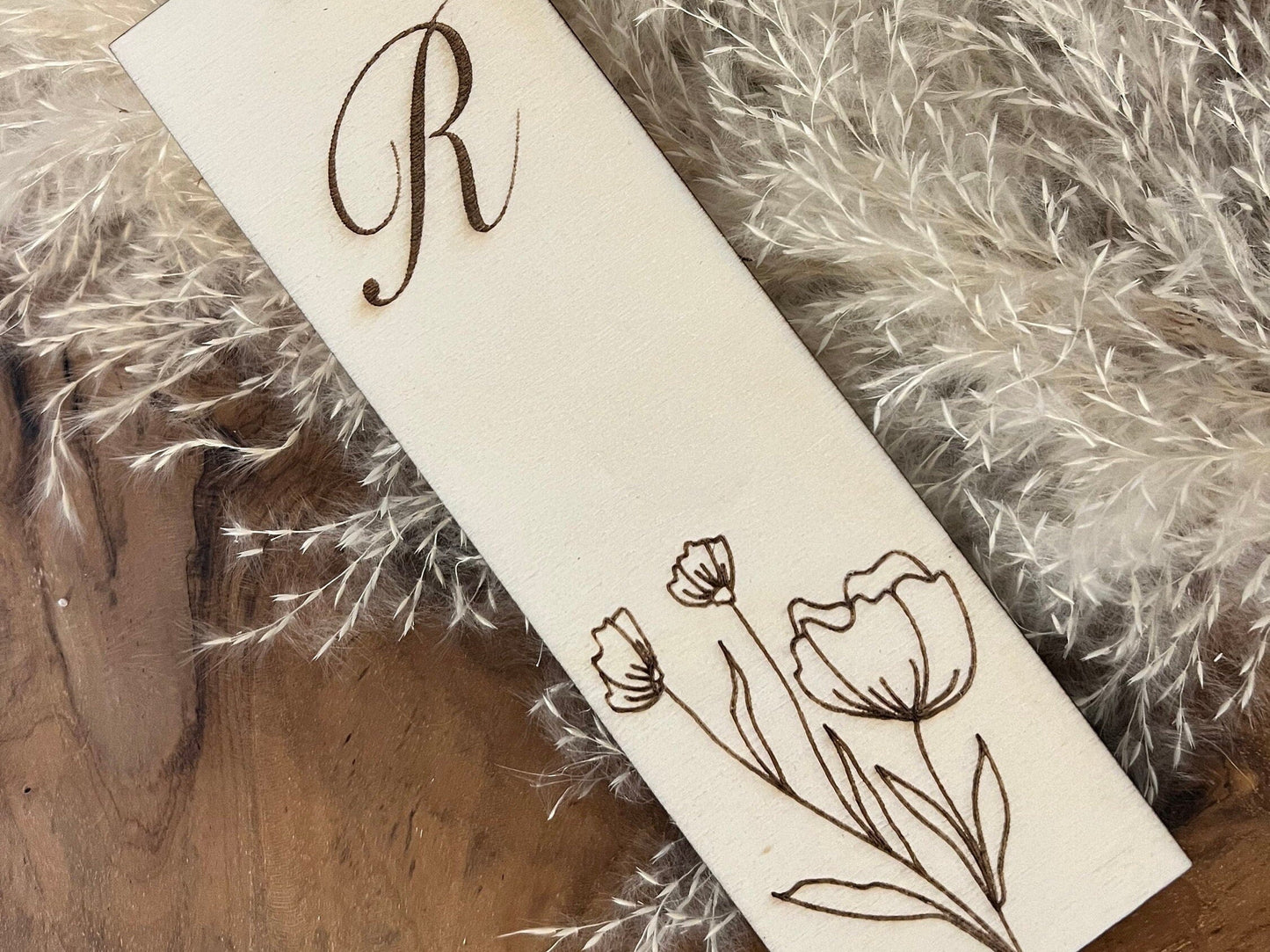 Lesezeichen aus Holz personalisiert mit den Initialen. Hergestellt in liebevoller Handarbeit.