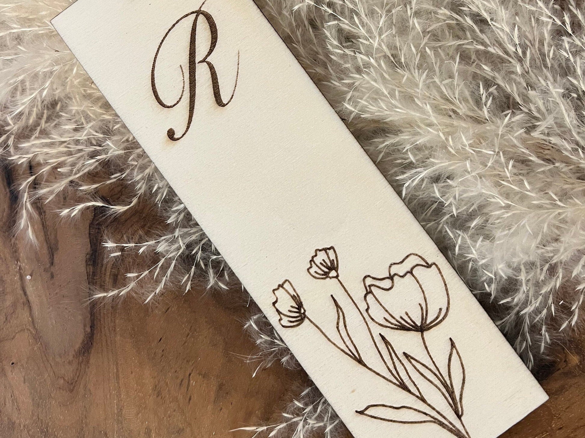 Lesezeichen aus Holz personalisiert mit den Initialen. Hergestellt in liebevoller Handarbeit.