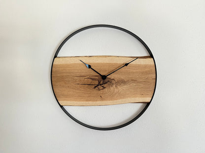 Wanduhr aus massivem Eichenholz