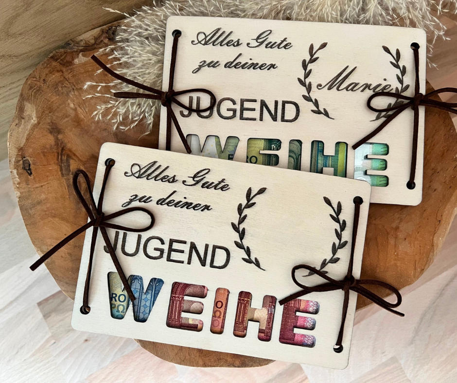 Geldgeschenk zur Jugendweihe. Gravierte Holzkarte mit der Aufschrift: Alles Gute zu deiner Jugendweihe. Personalisiert wird es mit dem Namen des Jugendweihe - Kindes. Gedacht als Geldgeschdenk.