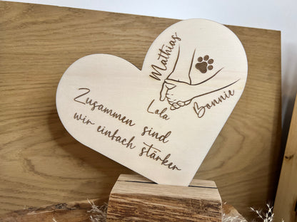 Dieses Holzherz wird mit deinen Wunschnamen graviert, auch ist es möglich eine Pfote für dein Haustier dazuzugravieren. Der Spruch auf dem Herz lautet: Zusammen sind wir einfach stärker. Auch sind darauf 2 Hände abgebildet die sich halten.